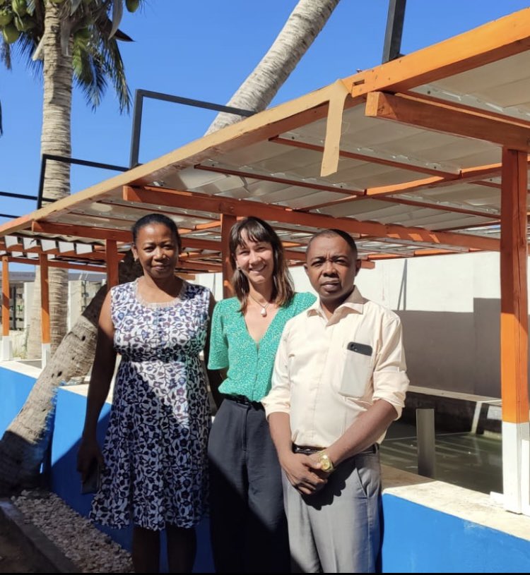 Our scientific officer Mélanie Cueff visiting the @IHSM_Toliara (Institut Halieutique et des Sciences Marines) in Tuléar this morning, accompanied by its director and seaweed expert M. Lavitra 🌊🌊🌊