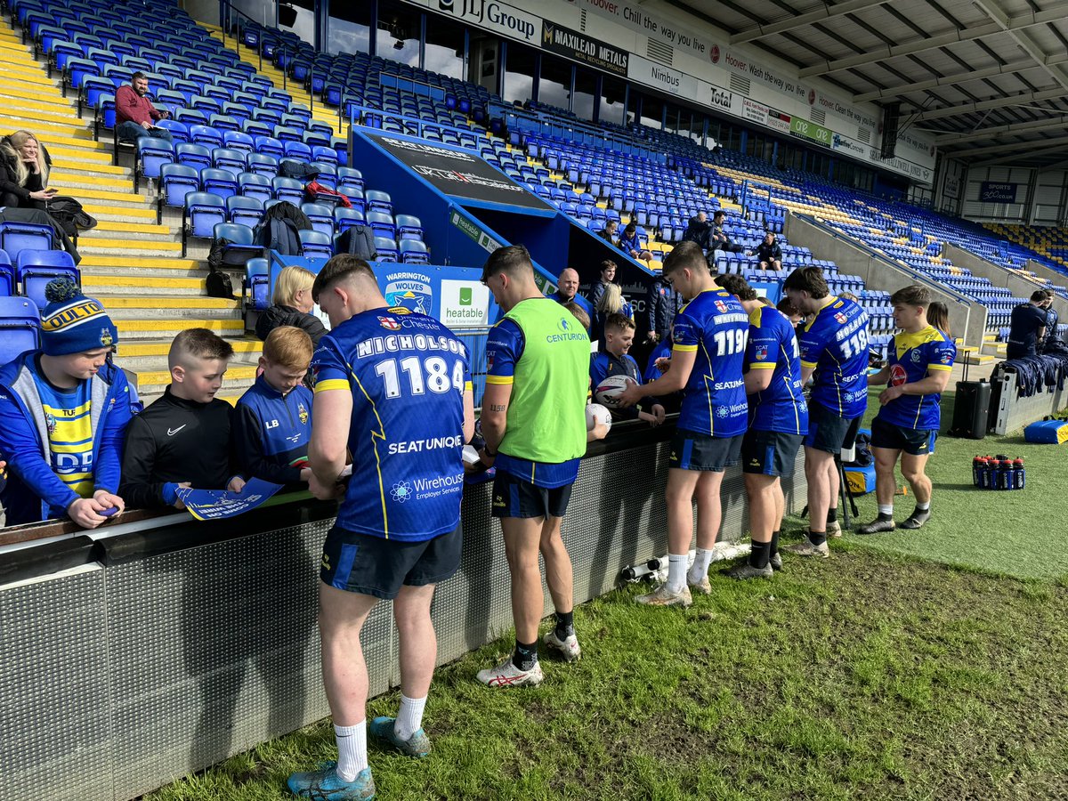 What a day for our young people! We took the kids on our Rugby Camp to @WarringtonRLFC to watch the team run ahead of their game against Leeds Rhinos tomorrow & we can’t thank them enough for having us 🐺 💚 @Hunslet_ARLFC @hunsletclub