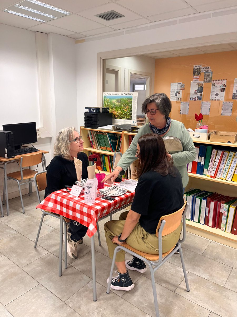 cfabonpastor's tweet photo. Avui amb el grup d'anglés 3 practicant el role-play al restaurant. #RestaurantProblems🧑🍳 🍱 🍲 🥘 🍹 🥤 🍰 https://t.co/Obrq7SmZCc