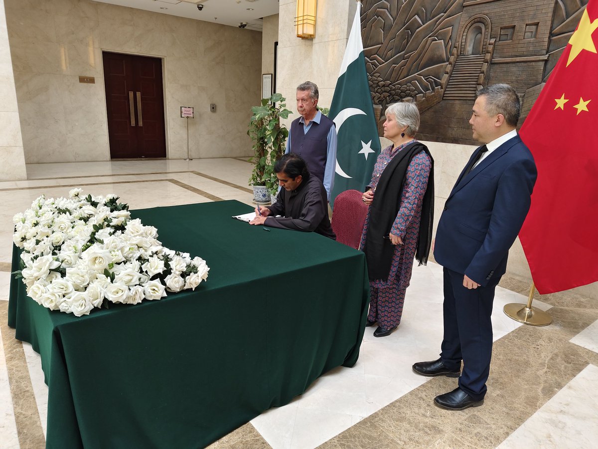 Went to the Embassy of China with a delegation of @NDM_Official led by Chairman @mjdawar and that included senior leaders @a_siab and @BushraGohar to offer our condolences for the Chinese citizens who lost their lives in the terrorist attack in Besham.