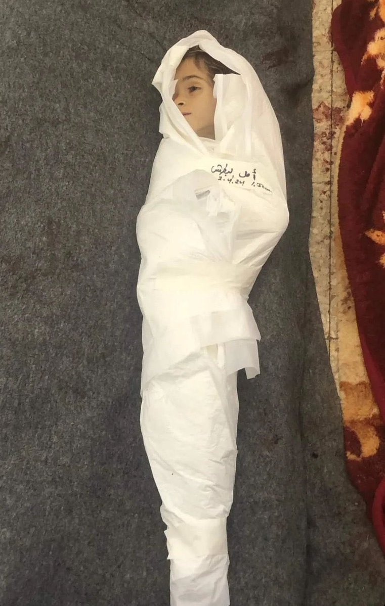 Gazze'nin kuzeyinde bir çocuk daha açlıktan can verdi.