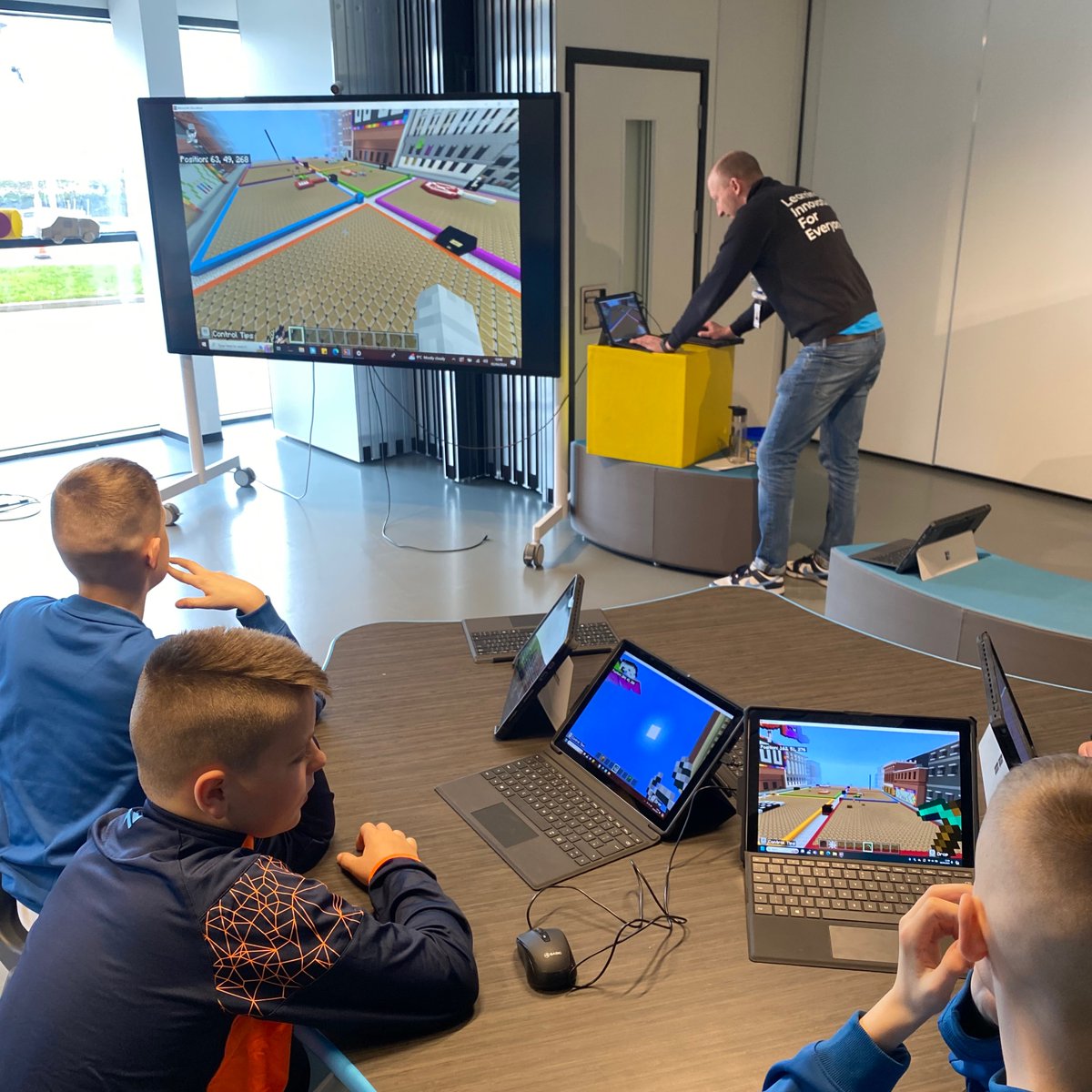 This week, W5 LIFE welcomed several community groups for a free Dream Space camp. 👋 On 2 April, a group of 8-12 year olds from LORAG took part in a sports themed day. We crafted a golf course and coded our Sphero robots to complete the course ⛳️ #MSDreamSpace | @MS_eduIRL