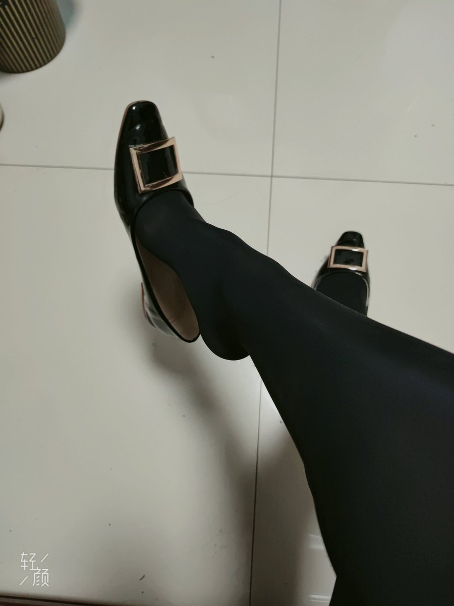 好想被人射在我的黑丝骚脚上，然后踩着精液伪街去
#伪娘
#男娘 
#伪街