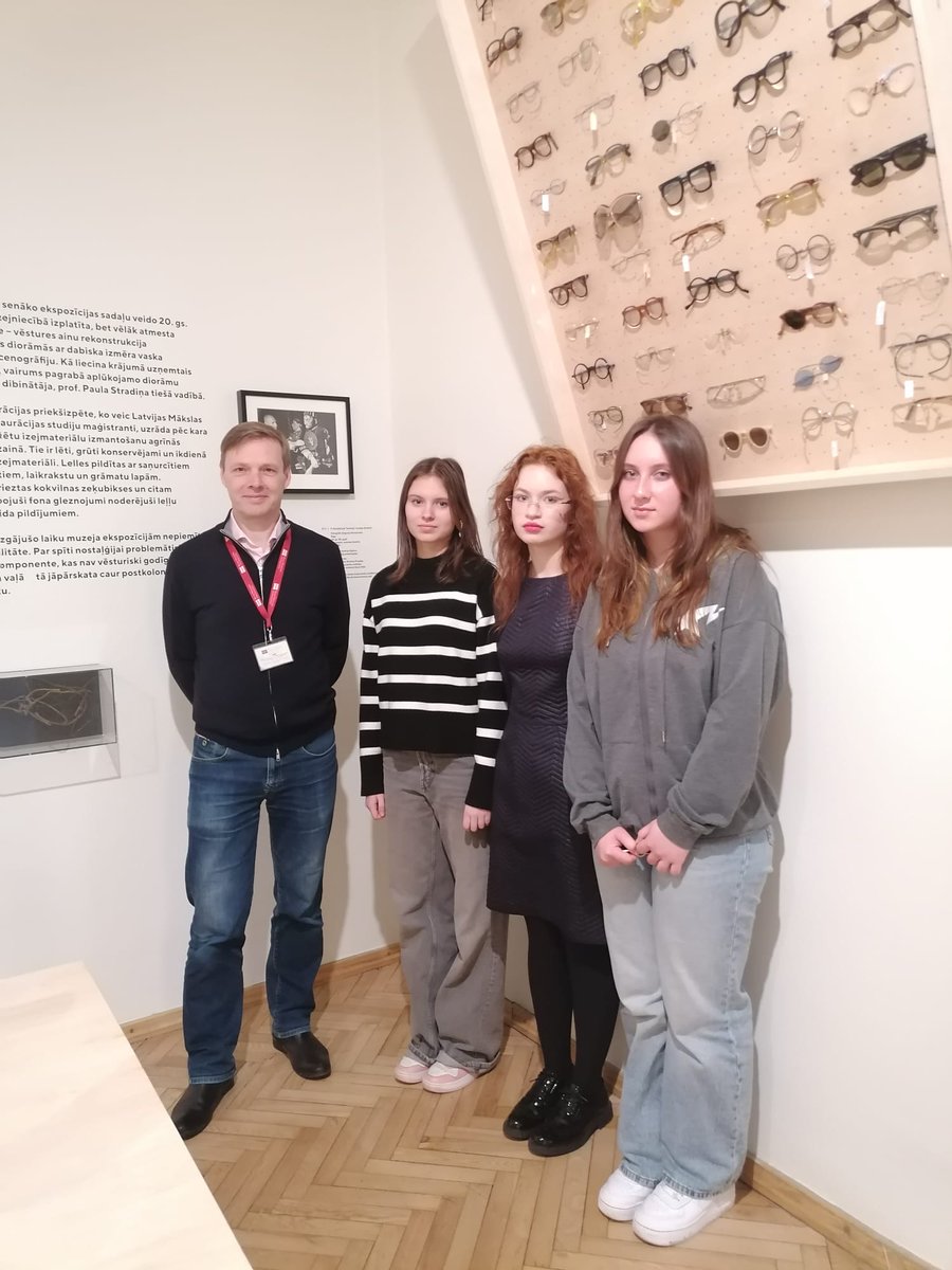 Mūsu kolēģis <a href="/klavsse/">Klāvs @klavsse@toot.lv</a> ar savām šīsdienas ēnām Undīni, Beatu un Agnetu piedalījās lekcijā, parunāja ar doktorantu un apmeklēja Medicīnas muzeju mūsu absolventes @anna_zabicka lieliskajā vadībā