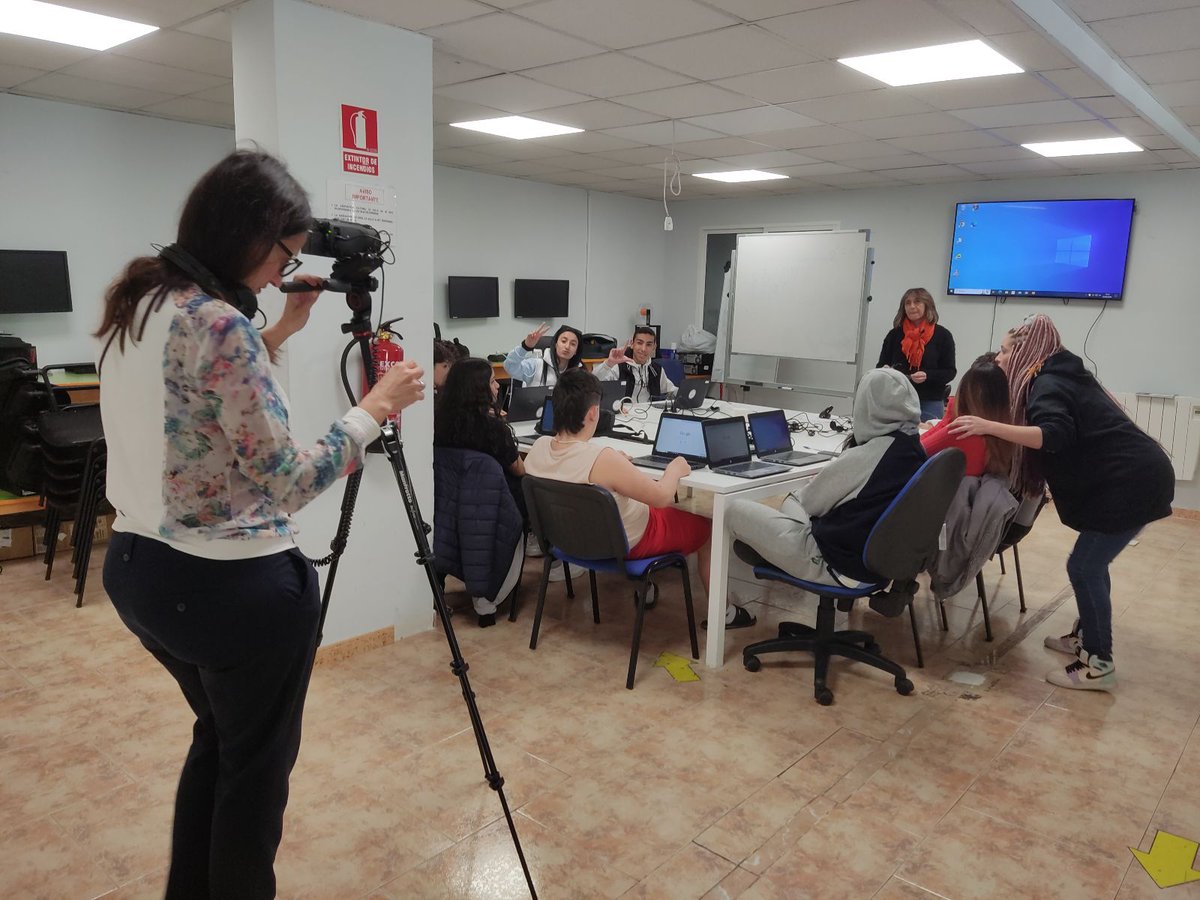 OrgReutilizak's tweet image. Gracias @consumidores por la visita,  felices de formar parte de esta gran iniciativa &quot;Democra-TICS-zación&quot; juntas con @lakallevallecas #Empoderando a la ciudadanía, para reducir #BrechaDigital y dotar de equipos informáticos reutilizados, cuidando el medioambiente.💻♻️👩‍💻 = 💪❤️