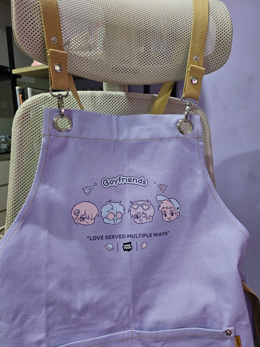 I got an apron for me n my helpers at cons :3