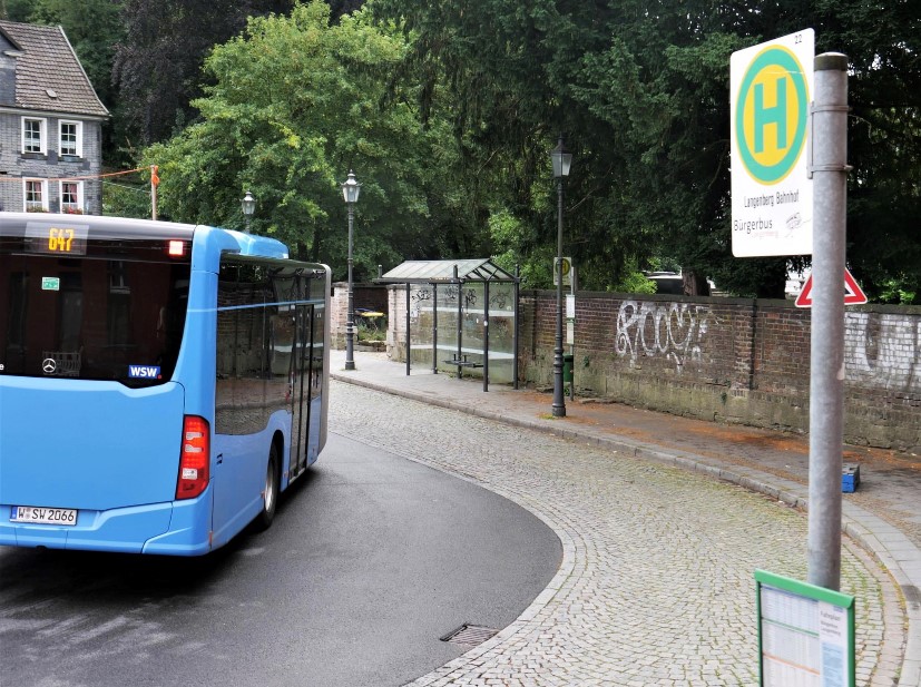 stadt_velbert's tweet photo. Ab Montag, 8.4, fährt der Schülerbus OV6 am Bahnhof #Langenberg nicht mehr um 7:12 Uhr, sondern fünf Minuten früher um 7:07 Uhr ab. Die Änderung  wurde notwendig, da das Verkehrsaufkommen auf der Fahrtstrecke höher geworden ist und die Fahrt am ZOB in letzter Zeit verspätet war. https://t.co/uT9EiSW4cL