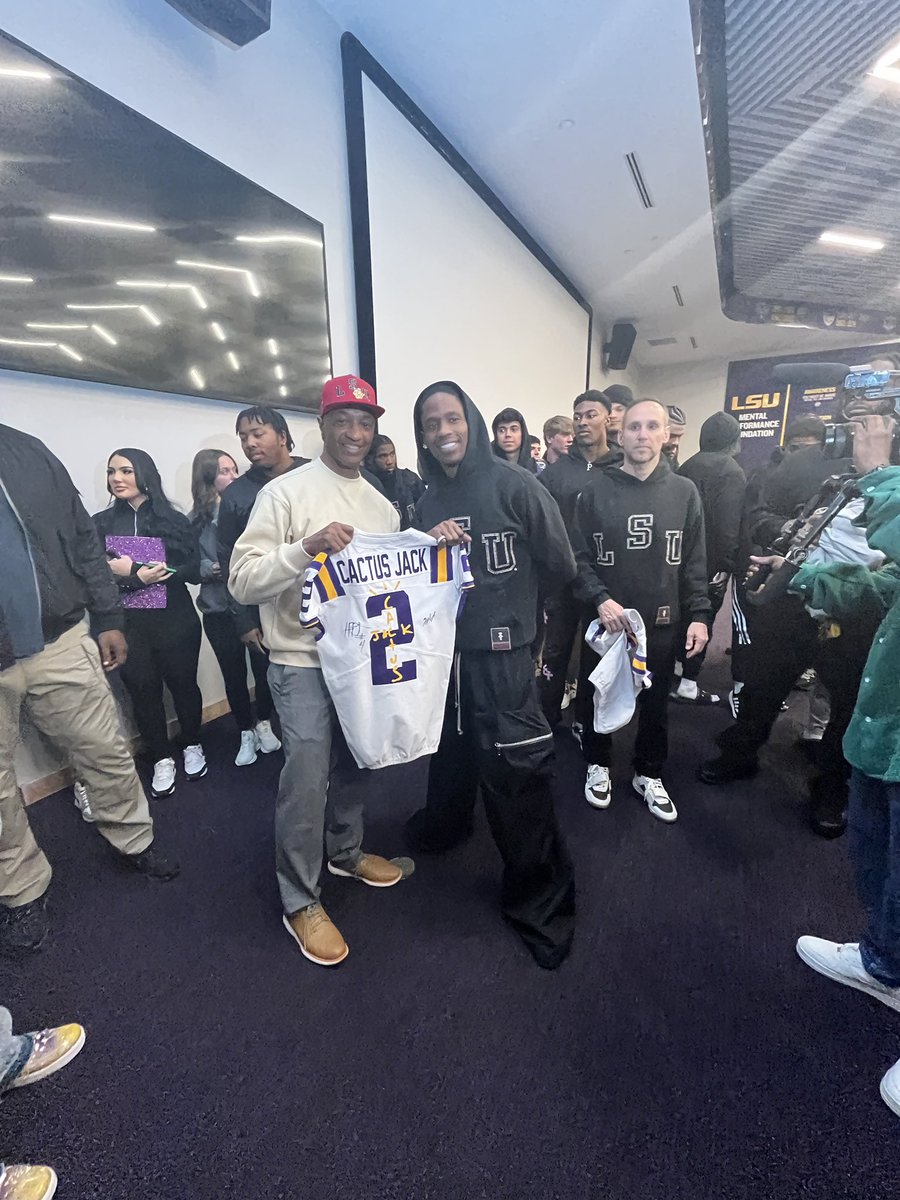 WFTate4's tweet photo. So last night I learned that it is possible to study photosynthesis while waiting on @trvisXX gear. Fun night with the students including @LSUfootball team. https://t.co/5fK3zyHtDR