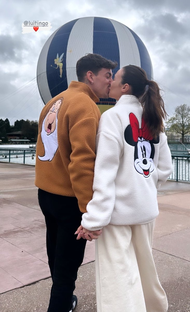 Hace unos meses no hubiéramos imaginado q publicaran fotos asi😍 y en Disneyland ❤️ !!! Gracias por compartirnos este contenido chicos 🤗 #Jessingo4A