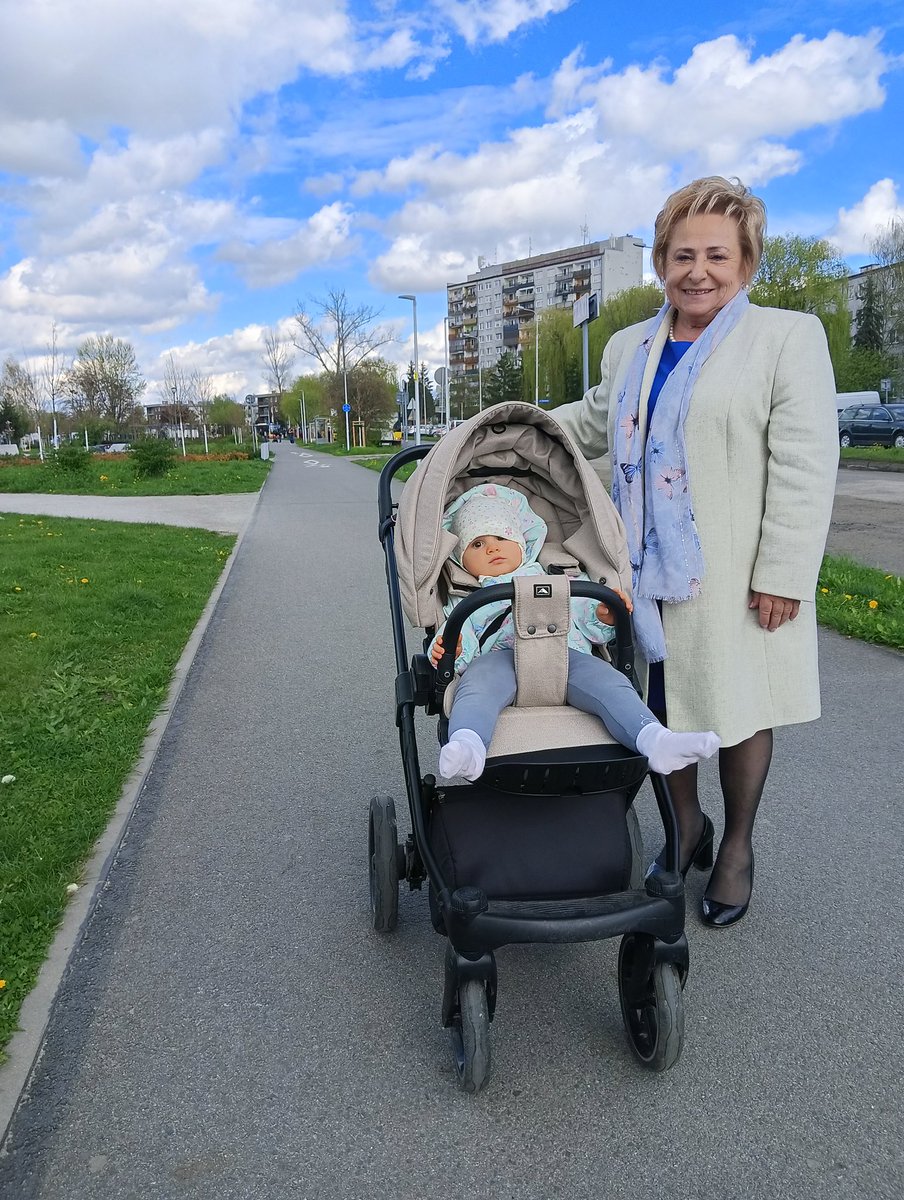 CalinskaMa's tweet photo. Dzisiejszy spacer z wnuczką.Sama radość . https://t.co/LG1alJYhbA