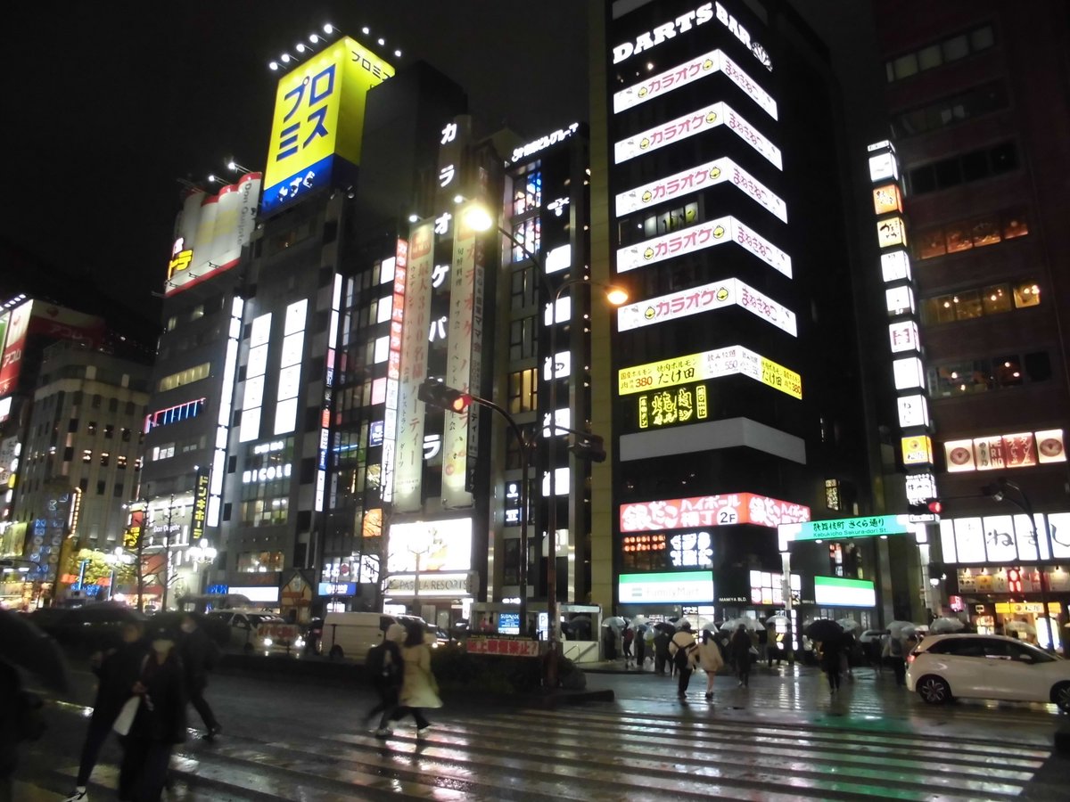 Sea1868Yuki's tweet photo. 昨夜の歌舞伎町。今更ですが勤労の重要性は憲法27条でも謳われてるので（サプライサイドエコノミクス）単発労働の帰りに通ってみましたが今はホストクラブの看板が凄い。高価な売掛金(つけ）を世間知らずの若者に課すのは問題ですが女男平等？を考えると尊厳を損なわない程度に両方に風俗も有りかも。 https://t.co/4XuqNedYno