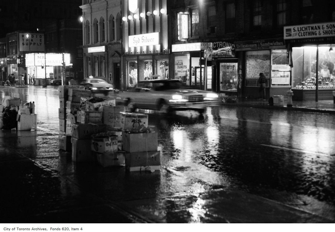 A wet night on Yonge Street in 1980: it's a whole mood. Photo by Avard Woolaver ow.ly/fo2h50R2u7Y #YongeStreet #TOHistory #TorontoArchives