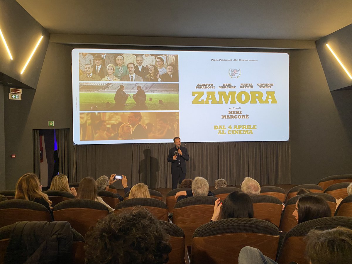 Semplicemente un film bellissimo. C'è dentro l'Italia del boom. L'epica del calcio. Una Milano ironica e felice. #Zamora (ispirato da un libro dell'indimenticabile Roberto Perrone) è l'esordio alla regia di @NeriMarcore e mescola leggerezza e profondità, risate e nostalgia. Esce…