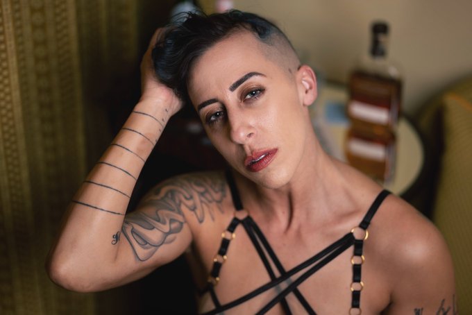 Here&rsquo;s looking at you, kid   📸 @BriceFoto https://t.co/oLclPShWSN<a class="tags" target="_blank" title="On Twitter" href="/?out=eyJ0eXAiOiJKV1QiLCJhbGciOiJIUzUxMiJ9.eyJpYXQiOjE3MjcyNjIyOTUsImlzcyI6InR3cG9ybnN0YXJzLmNvbSIsIm5iZiI6MTcyNzI2MjI5NSwiZXhwIjoxNzU4Nzk4Mjk1LCJyZWRpcmVjdF91cmwiOiJodHRwczovL3R3aXR0ZXIuY29tL0JyaWNlRm90byJ9.-JmVPOJVRUjaETVU2a_xm4IxLdbfek7AWhqUyCeijRxj2N5jjTmY7ncHZl1R0U2drMy_bsxGb5W9gZzDo9Z5fw">@BriceFoto</a><a href="/tag/throwback"class="tags"><span>#throwback</span></a><a href="/tag/queerporn"class="tags"><span>#queerporn</span></a>