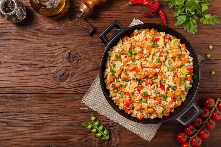 Egg fried rice is one of the nation’s favourite takeaway recipes. What’s more, it’s a perfect home for #leftover rice 🍚and veg. It's an absolute food waste buster, what’s not to like? Take a look at our #recipe for an easy mid week dinner. 😋 #FoodSavv👇foodsavvy.org.uk/cook/egg-fried…