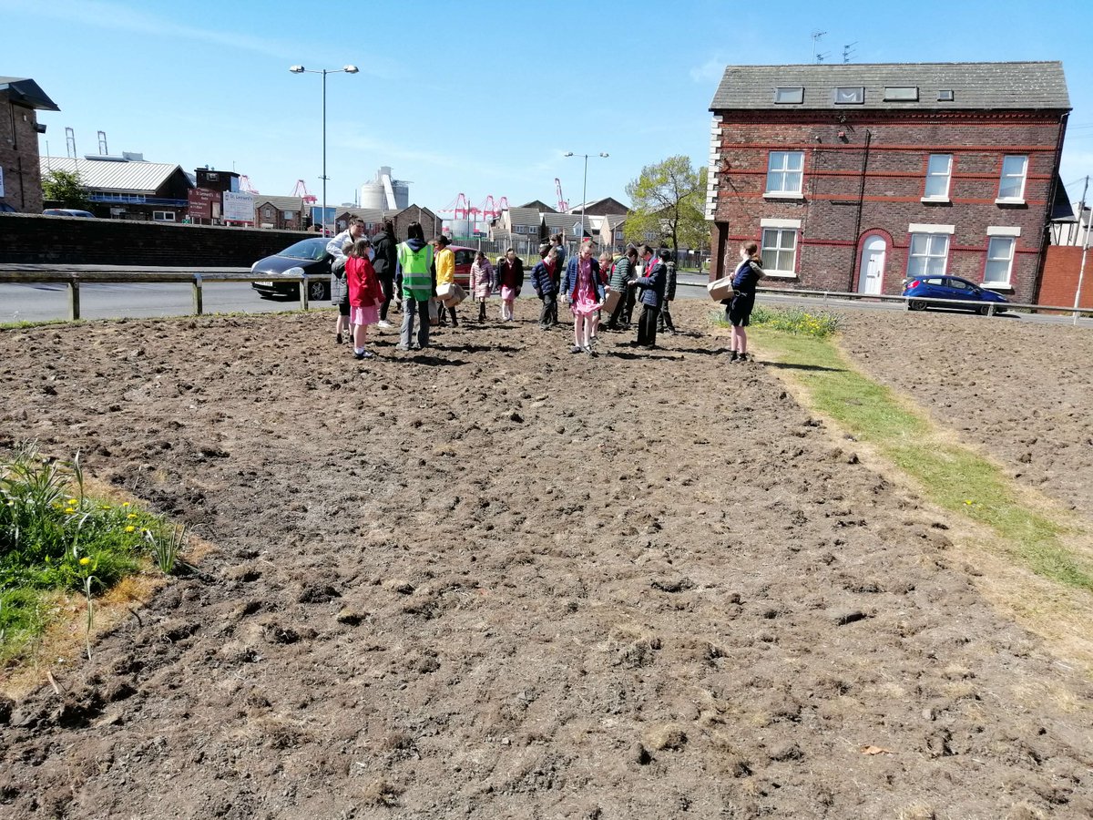 #GreenLCR | Last year our Community Environment Fund helped improve more than 176,000 square metres of natural space across the Liverpool City Region. 👨‍🌾🐝💐🌿 What could it do this year? Find out more via @Spacehive: spacehive.com/movement/lcr
