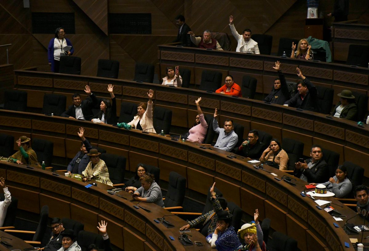 En una sesión prolongada hasta la madrugada, la Cámara de Diputados de Bolivia decidió posponer el debate sobre la adhesión del país al Mercosur, tras cuestionamientos por la ausencia de la canciller Celinda Sosa. #bolivia #ContratosMineros

el-intransigente.com/diputados-post…