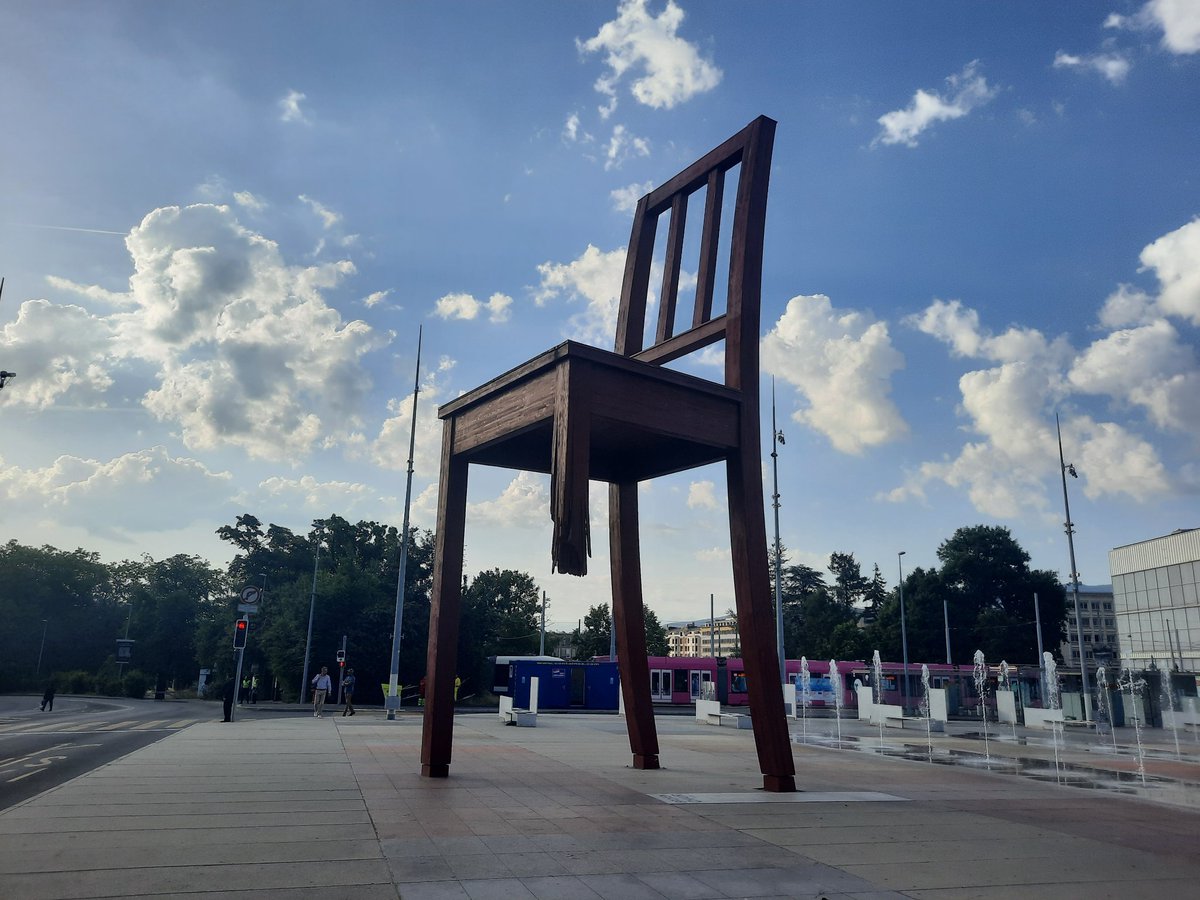 A Geneva 🇨🇭 monument that impressed me a lot: Broken Chair, a 12-meter giant chair with a broken leg, which symbolises global landmine problem.

🇦🇿 Azerbaijan, too, is one of the countries that heavily suffer from land mines, a legacy of the Armenian occupation in Karabakh 💣.
