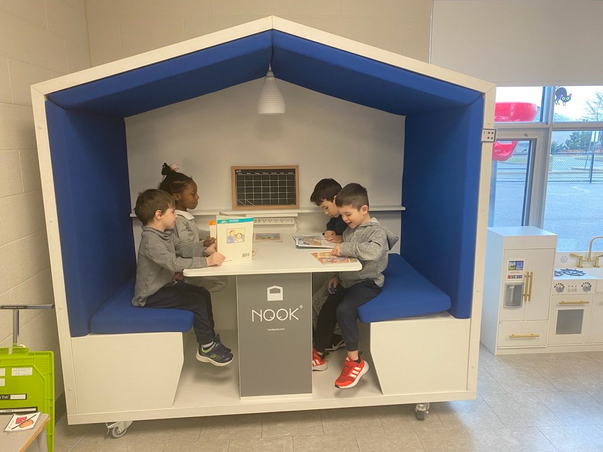 Mrs. Simone’s students navigate their STEM learning, in the Tech Nook Centre. Hip, Hip, Hooray! ⁦@YCDSB⁩