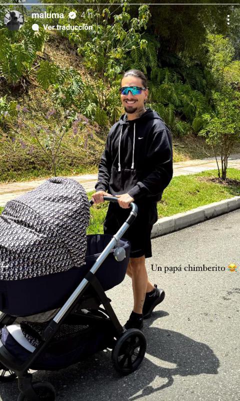 .#Maluma pasea a su bebé #Paris en una carriola de la colección #BabyDior, el cual cuesta 9 mil 400 dólares (159,000 pesos).