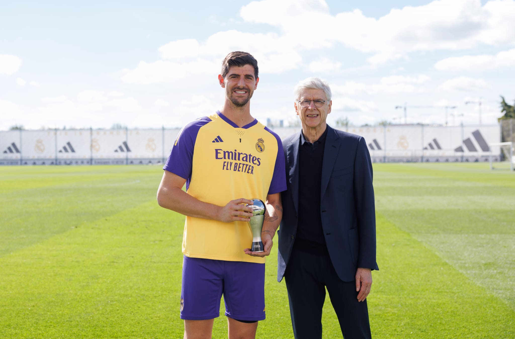 Wenger entrega el trofeo a Courtois, portero del Real Madrid (Foto: FIFA).