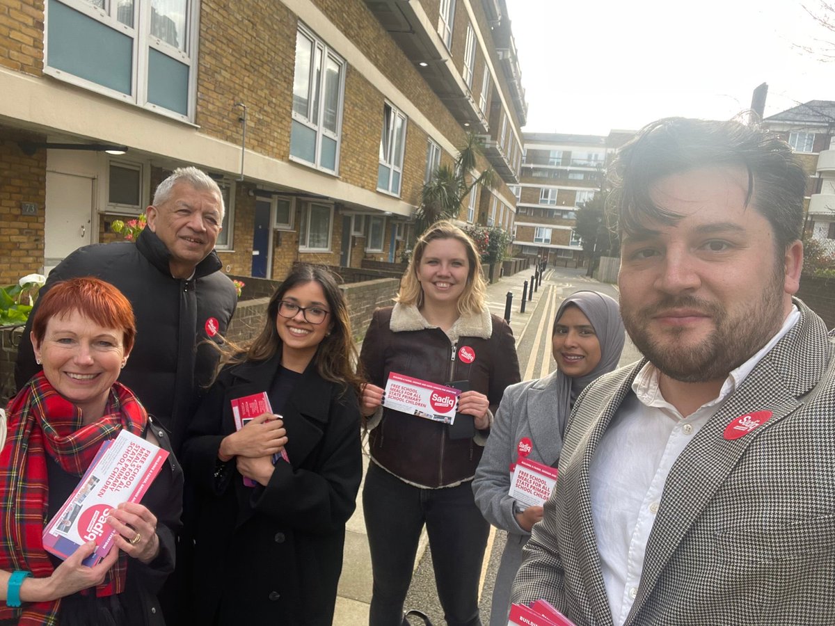 With ⁦@AsmaBegumLabour⁩ ⁦@jrvking⁩ ⁦@Lauma_KT⁩ @PBenning11 Mary Burgess in Bow West promoting ⁦@SadiqKhan⁩ Free School Meals programme and TfL Fares Freeze amongst other achievements. Good response! ⁦@TH_Labour⁩ ⁦@BowwestLabour⁩