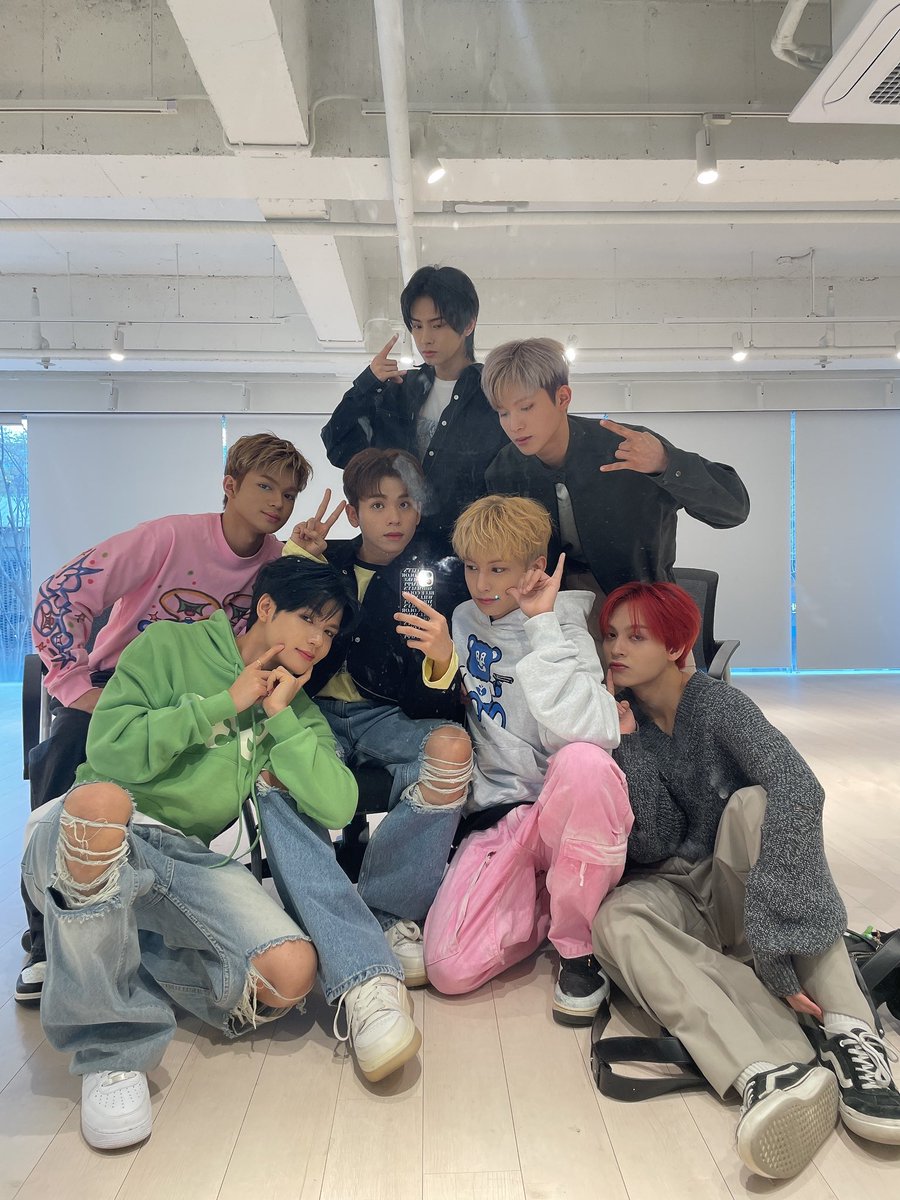 HORI7ON_twt's tweet photo. [🐲🐱🐶🐼🦊🐯🐰] 

we saw each other virtually a few days ago on JJANN. tomorrow let's see each other irl! see you in SM CABANATUAN! 🍀 

#HORI7ON #호라이즌 https://t.co/DTZwayvm6E