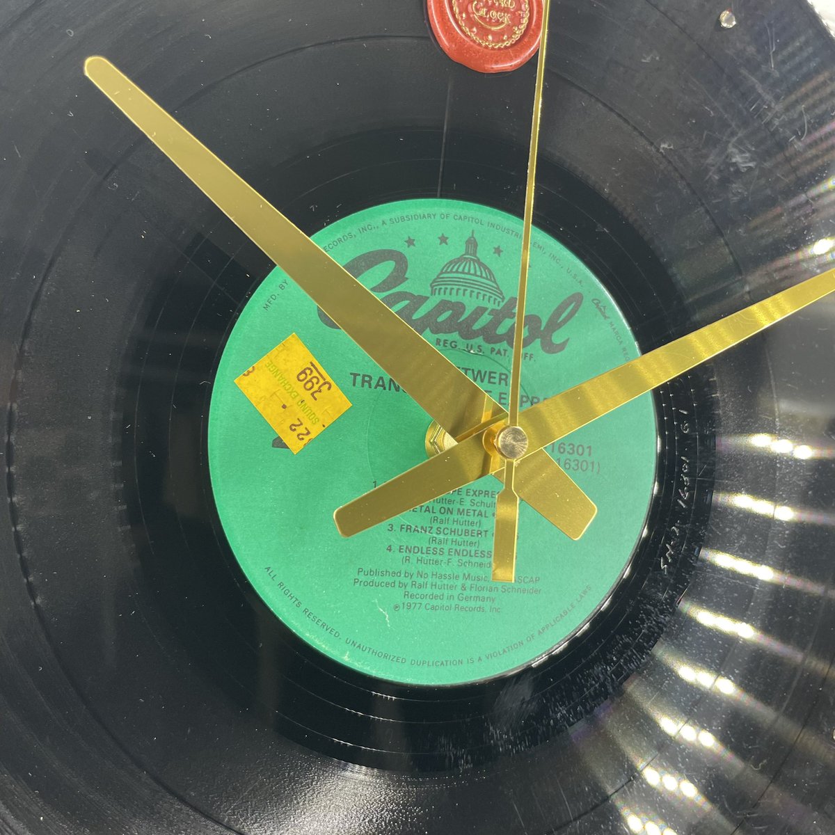 recordclock2023's tweet photo. 最近は輸入盤のRecord Clockも発売しています。値札貼ってるのそのままとか最高に一点もの感ありますよね🤭
#レコード #RecordClock #輸入盤 #transeuropeexpress #kraftwerk #ハンドメイド #MadeinUSA #インテリア #インテリアデザイン https://t.co/JI3v9lBxwf