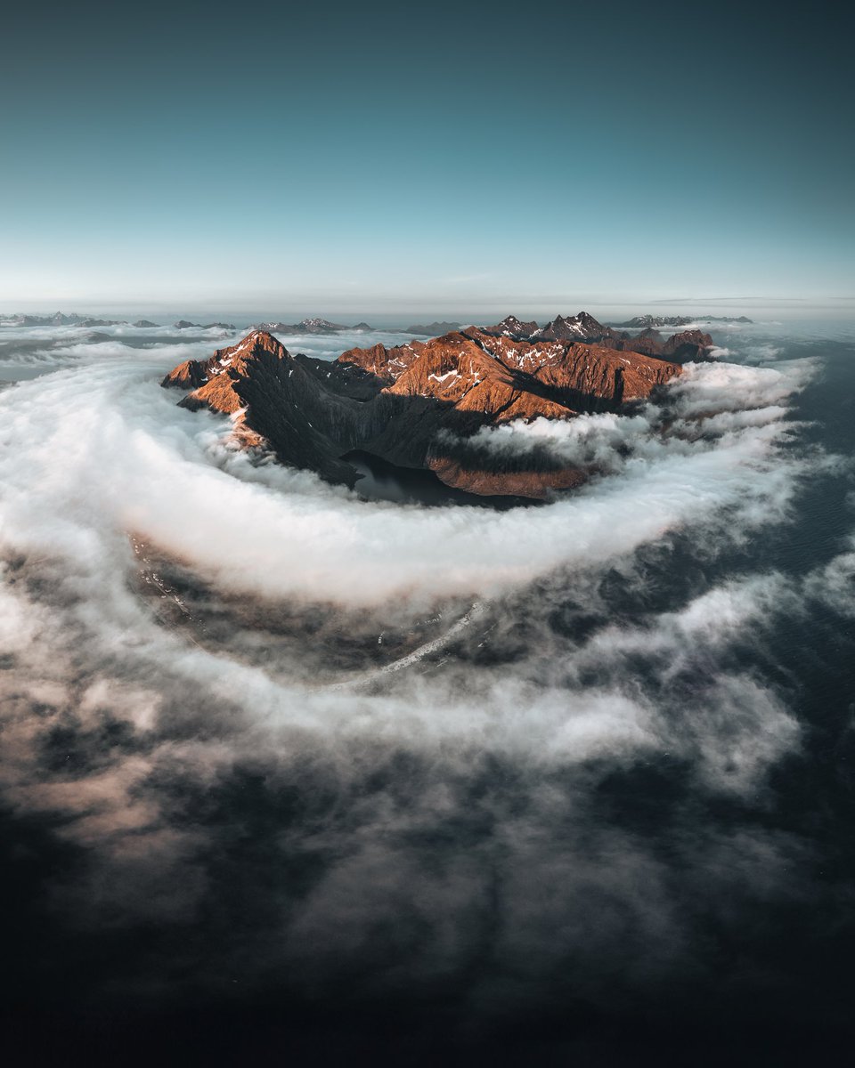 A piece of drunk Norwegian clouds hugging mountains