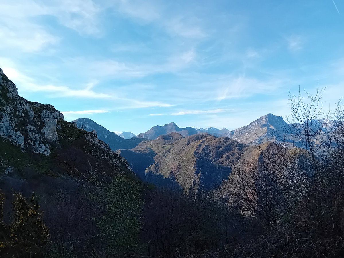 050/150 🧗‍♂️ Cuando alguien que aquí me propuso los 150 días de escalada dudé: ni en el mejor de los escenarios me imaginé llevar 1/3 el 4 de abril. Esto dice mucho del tiempo en Asturias, que ya no llueve como antes (a ver si le da en la boca). En fin, a la sombra en Següencu.