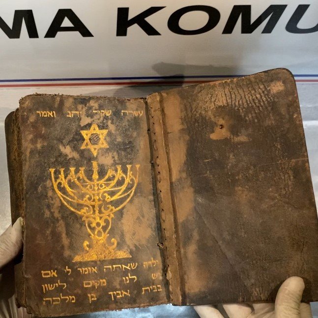 Ağrı'da bir arabadan 1000 yıllık İbranice kitap çıktı.