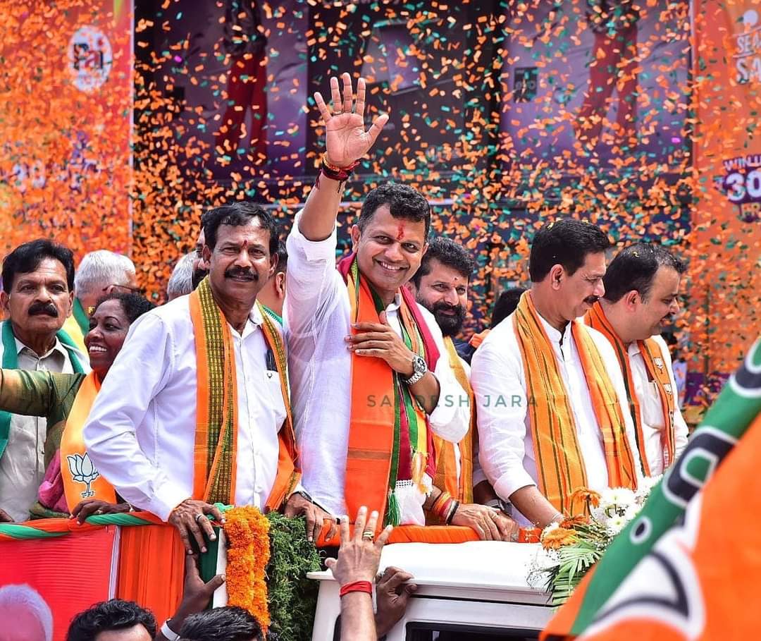 ArunPuthila's tweet photo. ದಕ್ಷಿಣ ಕನ್ನಡ ಲೋಕಸಭಾ ಕ್ಷೇತ್ರದ ನಮ್ಮ ಅಭ್ಯರ್ಥಿಯಾದ ಬ್ರಿಜೇಶ್ ಚೌಟ ಅವರ ನಾಮಪತ್ರ ಸಲ್ಲಿಕೆಯ ಬೃಹತ್ ರೋಡ್ ಶೋ ನಡೆಯಿತು. ಸಂಘಟನಾ ಕಾರ್ಯದರ್ಶಿಗಳಾದ ರಾಜೇಶ್ ಜಿವಿ,ಸಿಟಿ ರವಿ,ನಳಿನ್ ಕುಮಾರ್ ಪಕ್ಷದ ನಾಯಕರು ಸಹಿತ ಸಾವಿರಾರು ದೇವದುರ್ಲಭ ಕಾರ್ಯಕರ್ತರು ಮೆರವಣಿಗೆಯುದ್ದಕ್ಕೂ ಸಾಗರೋಪಾದಿಯಲ್ಲಿ ಸೇರಿದ್ದರು.
#CaptainForDk https://t.co/2UD9qEbRjv