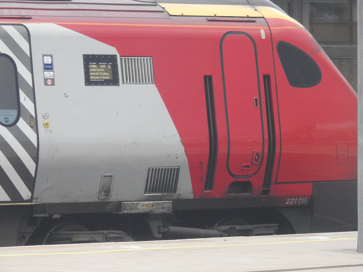 DanSpotter86's tweet image. THROWBACK TO VIRGIN TRAINS!!!

Here's a shot of Virgin Trains Voyager 221116+221102 working the 12:45 TO London Euston at Wolverhampton on 30th October 2020. #VirginTrains #Class221 #Supervoyager #Wolverhampton