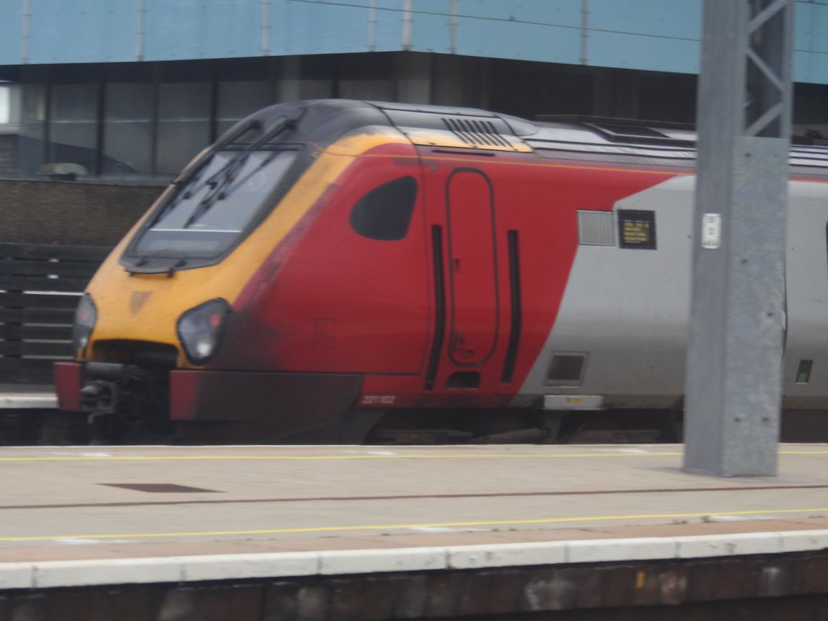 DanSpotter86's tweet image. THROWBACK TO VIRGIN TRAINS!!!

Here's a shot of Virgin Trains Voyager 221116+221102 working the 12:45 TO London Euston at Wolverhampton on 30th October 2020. #VirginTrains #Class221 #Supervoyager #Wolverhampton