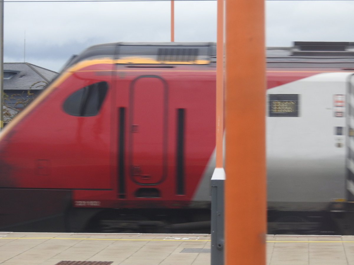 DanSpotter86's tweet image. THROWBACK TO VIRGIN TRAINS!!!

Here's a shot of Virgin Trains Voyager 221116+221102 working the 12:45 TO London Euston at Wolverhampton on 30th October 2020. #VirginTrains #Class221 #Supervoyager #Wolverhampton