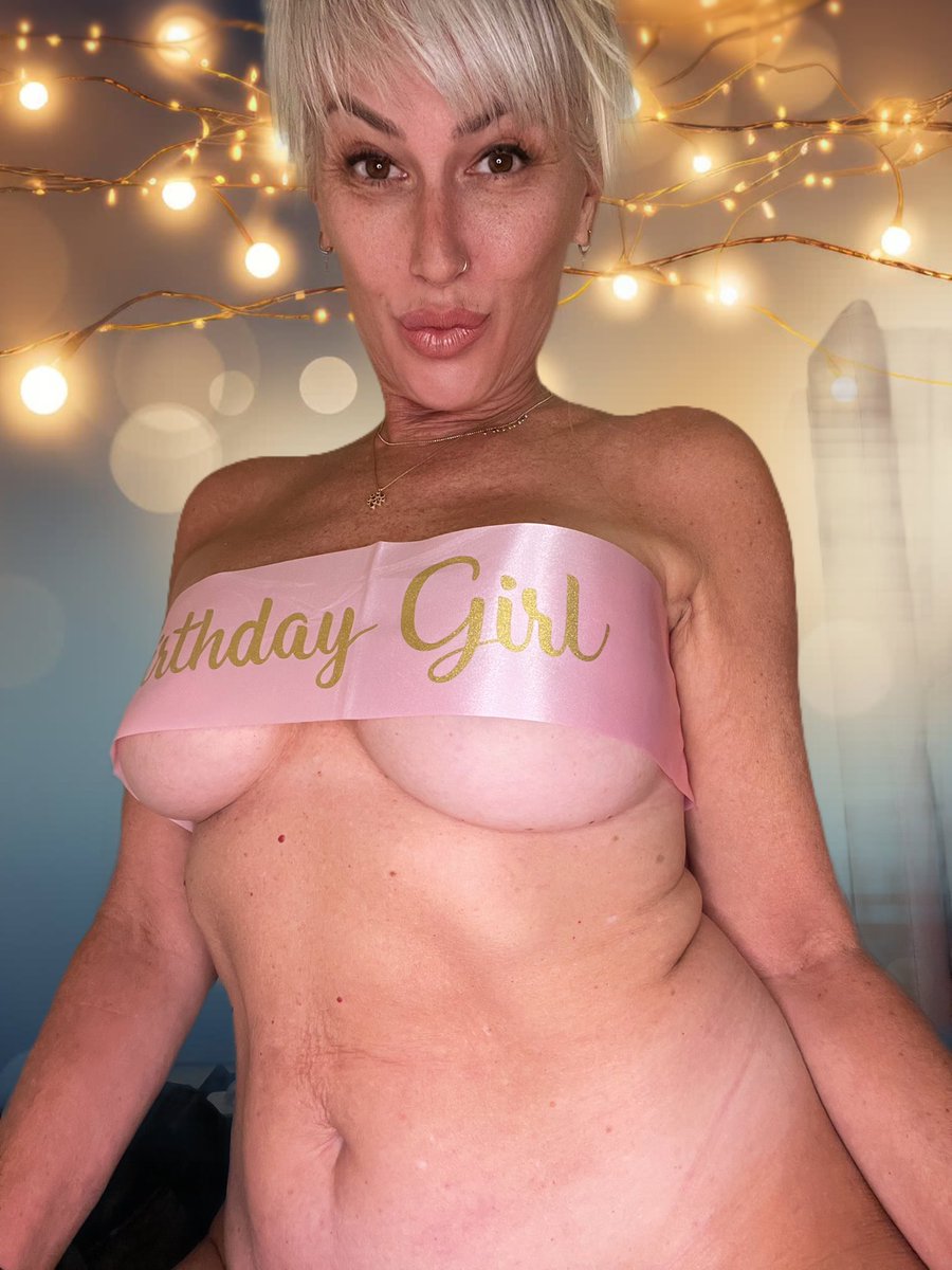 Happy Birthday to me ! Want to give me a gift ? Come be a supporter at onlyfans.com/thrgoldengilf