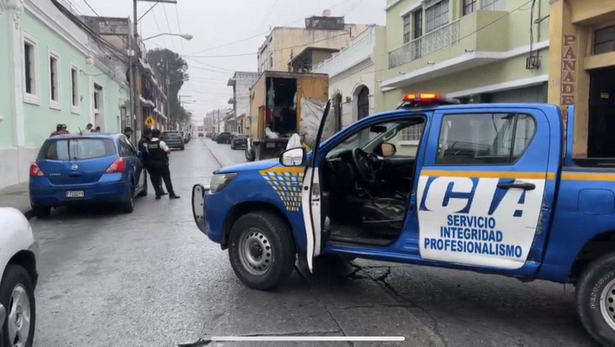 🔴 #Actualización #AtaqueArmado | Camión recolector de basura atacado.

Motocicarios atacan en contra de trabajadores de un camión recolector en la 2da calle y 7ma avenida, #zona1 de la capital, dejando herido a un trabajador y es trasladado al hospital.