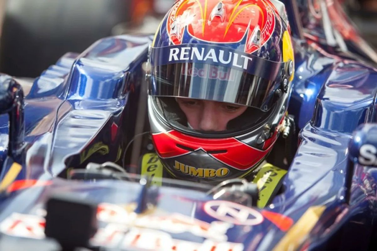 Hace 10 años, en el GP Japón 2014, Max Verstappen debutaba en un fin de semana oficial de #F1. 

Fue en la FP1 a bordo de un Toro Rosso, con 17 años recién cumplidos.

Todos sabemos cómo siguió la historia. Ninguno todavía sabe hasta dónde llegará.

#equipo1media #e1m