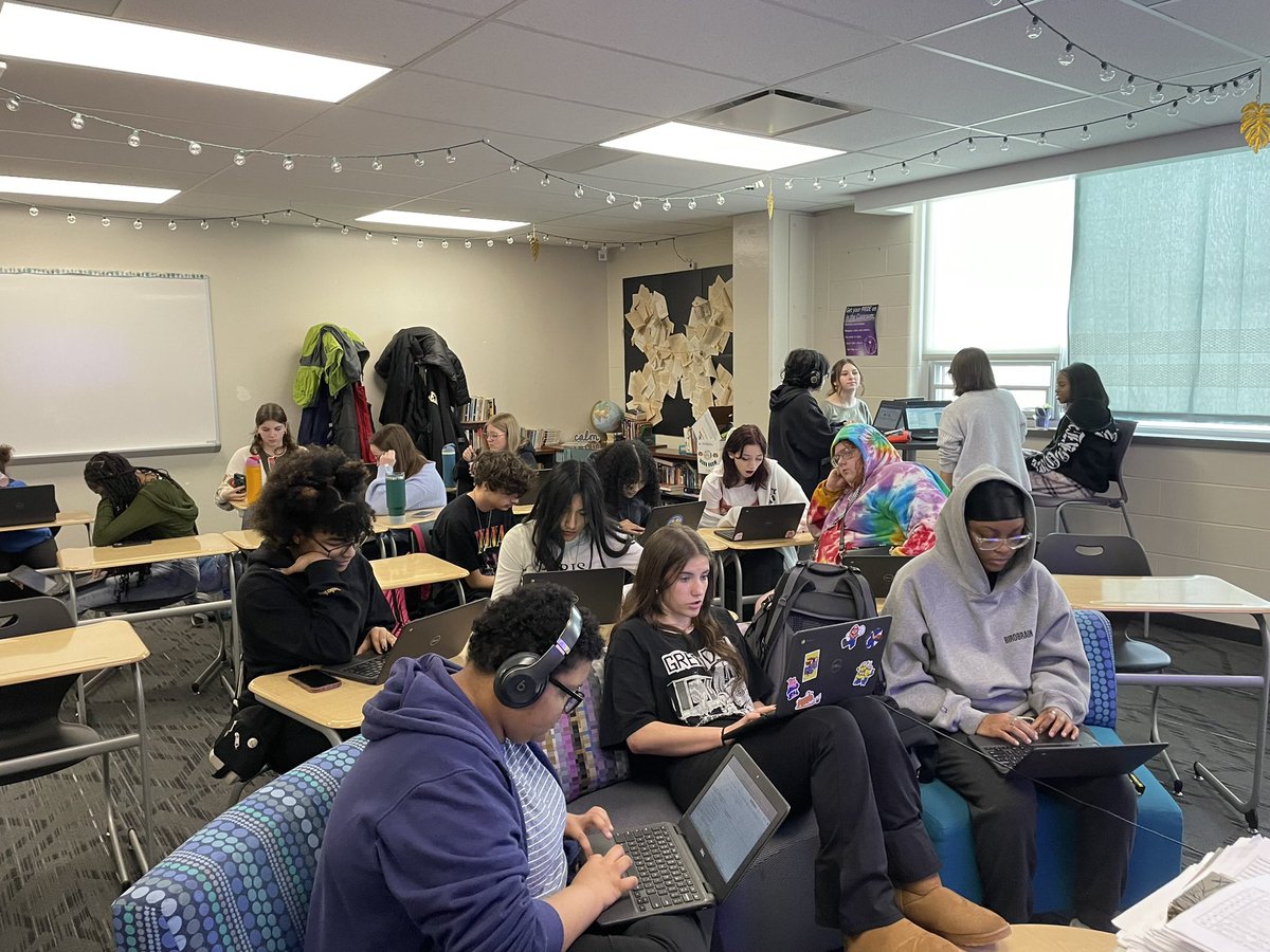 MiddieMrsJ's tweet photo. Class of 2027 working on a freshman guide for class of 2028! Advice, humor, and insights to ease the transition! Authentic product being produced! #PBL #middierising @MHSMiddieTweets https://t.co/ZcDiEVUZ9N