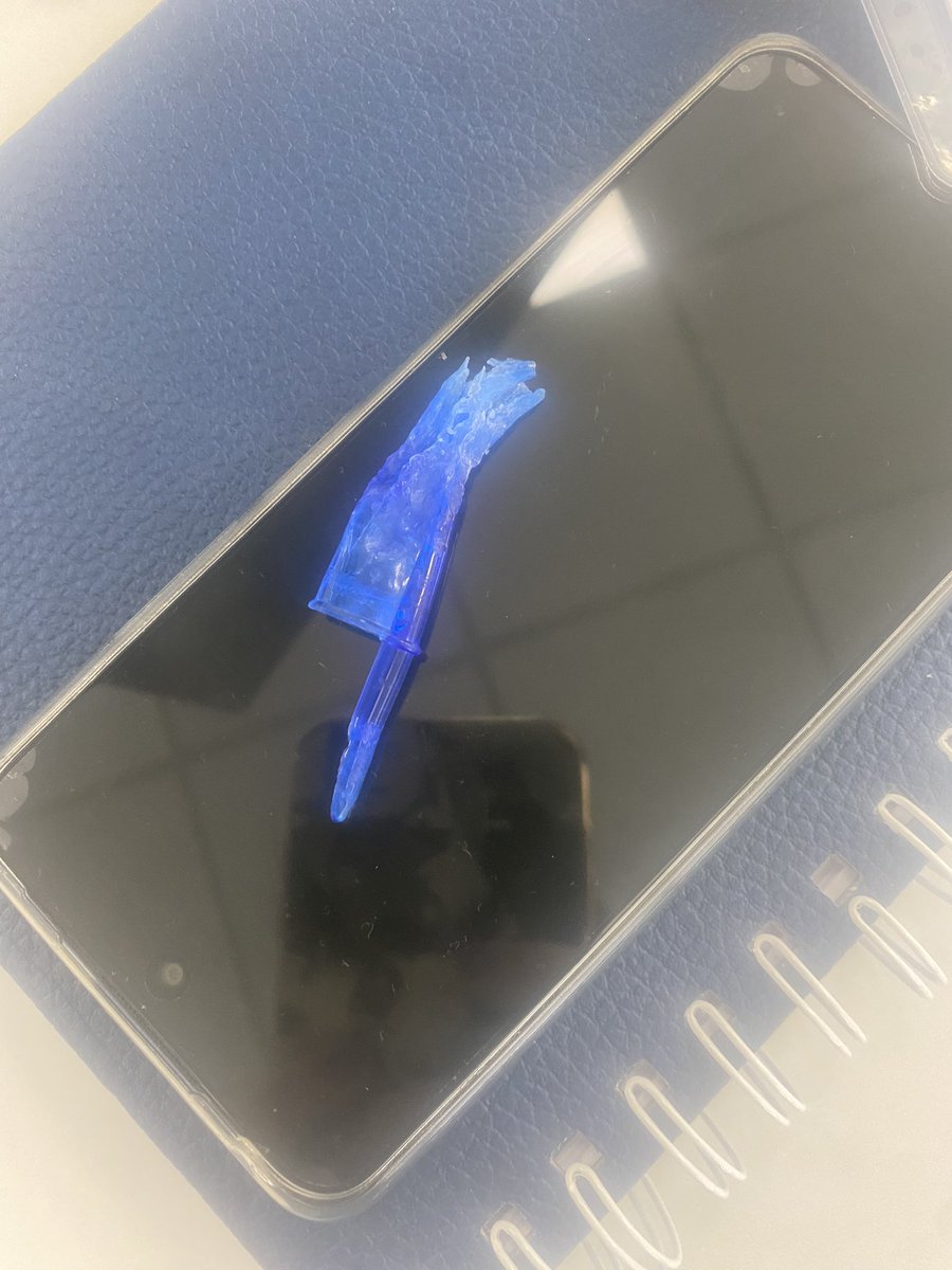 laurakbnha's tweet photo. Esto le asegura un lugar en la quinta paila del infierno: 
Compañero X: Laura, préstame un bolígrafo un momentito

Yo: claro, toma mi hermoso boli en perfecto estado 
… 
5 minutos después 
… https://t.co/Rt4vUzAQ9K