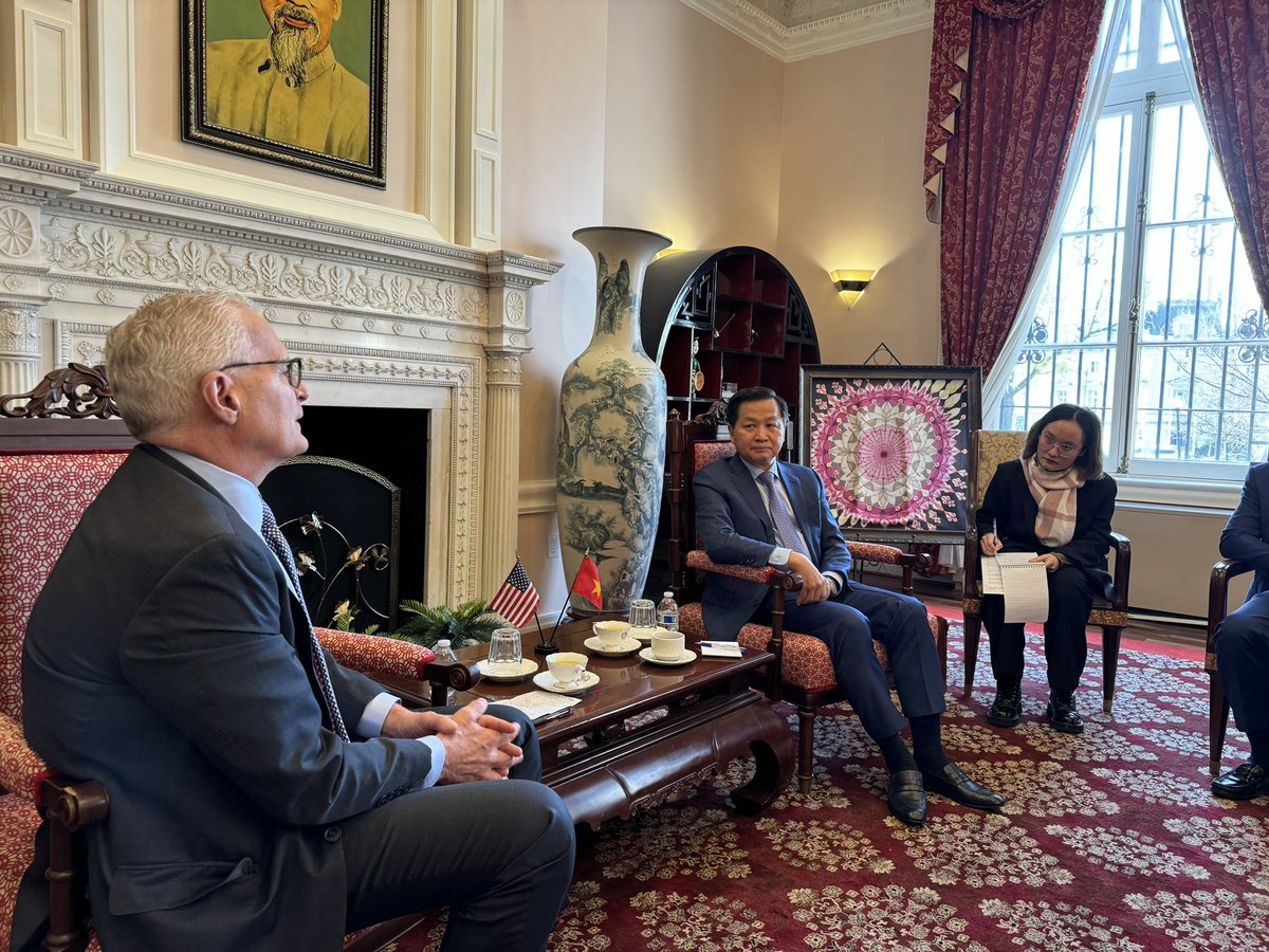 SIA CEO John Neuffer was pleased to meet with Vietnam Deputy Prime Minister Lê Minh Khái this morning. John raised the importance of workforce development & Vietnam joining the Information Technology Agreement Expansion (ITA2) to attract investment in the #semiconductor sector.