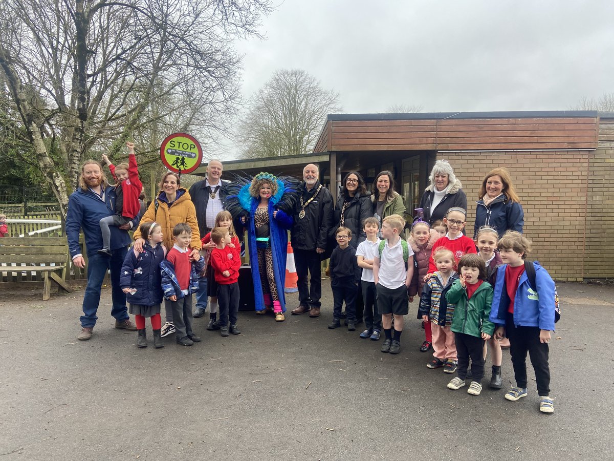 It's a not-too-distant Throwback Thursday - to when Mojo Moves and Trinity First School pupils took the walking bus! They're preparing for the launch of Safer School Streets on 22nd April, encouraging active travel to school. Details on our website: bit.ly/safer-school-s…