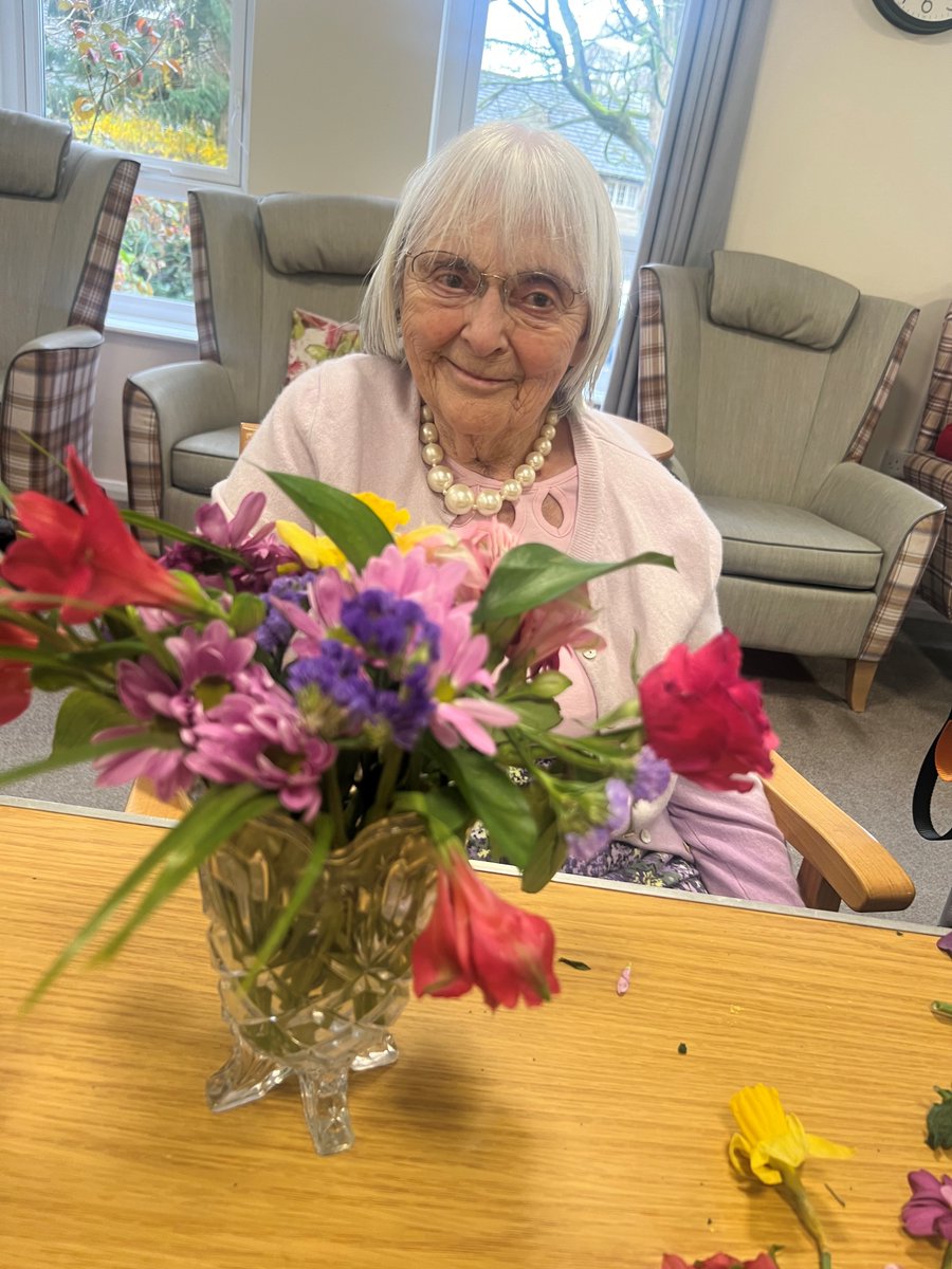 TrinityFold's tweet image. Flower arranging 🌷🌼🌸