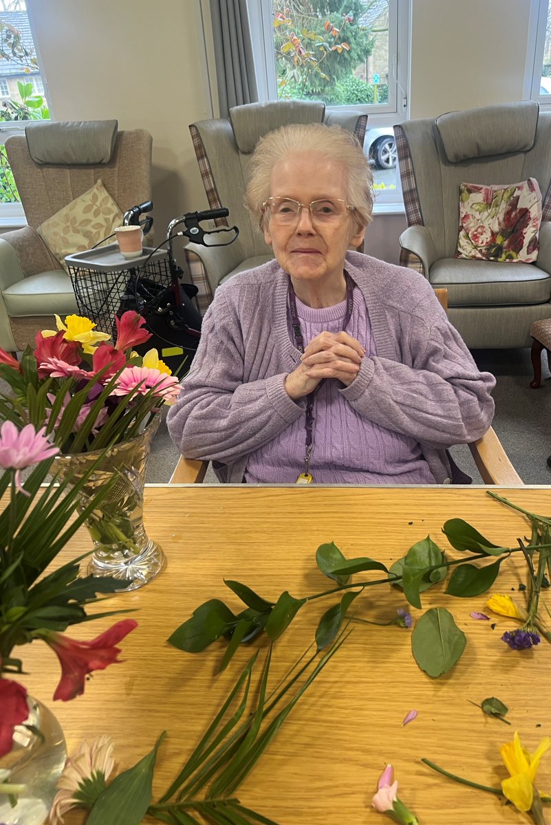 TrinityFold's tweet image. Flower arranging 🌷🌼🌸