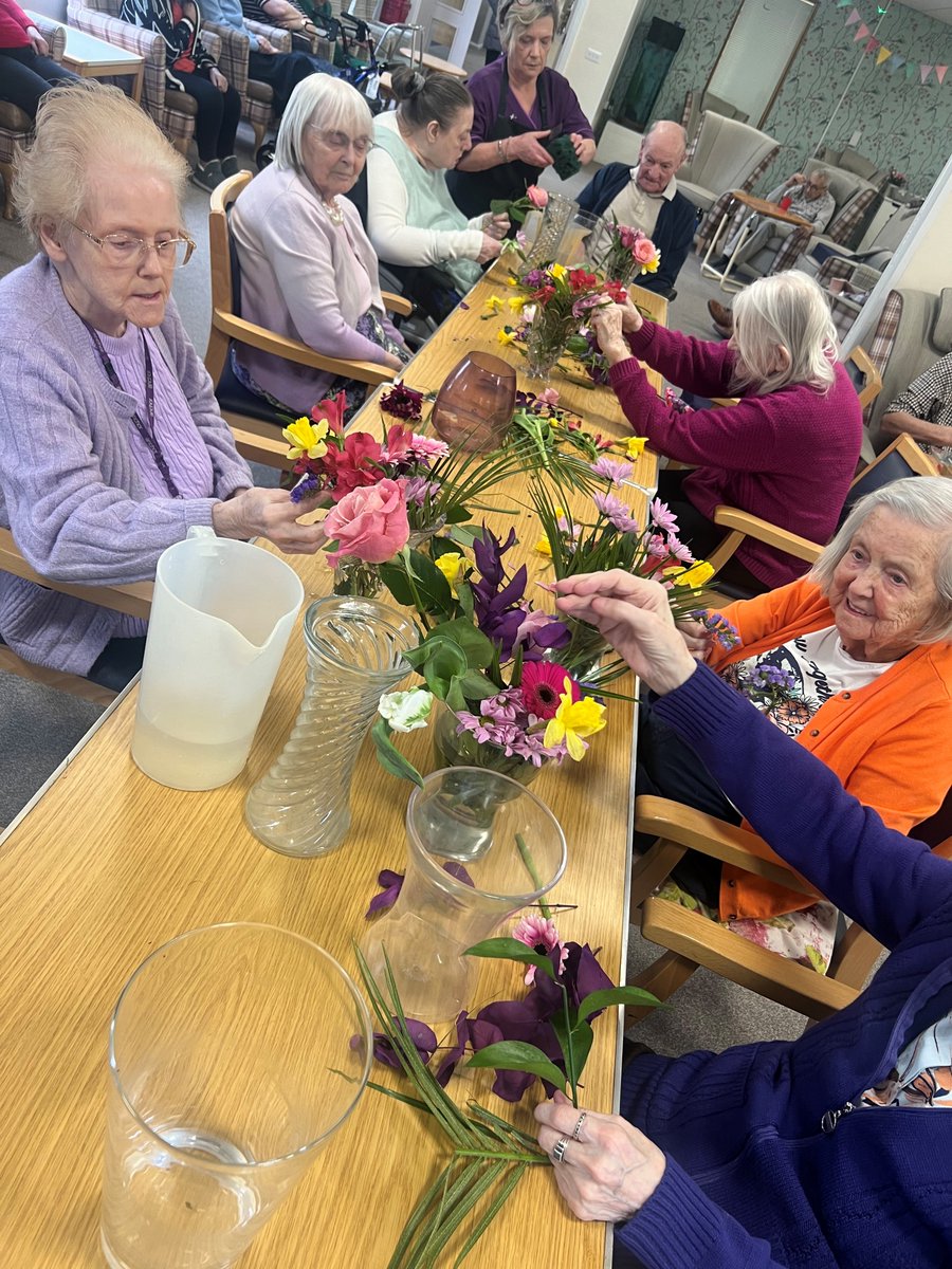 TrinityFold's tweet image. Flower arranging 🌷🌼🌸