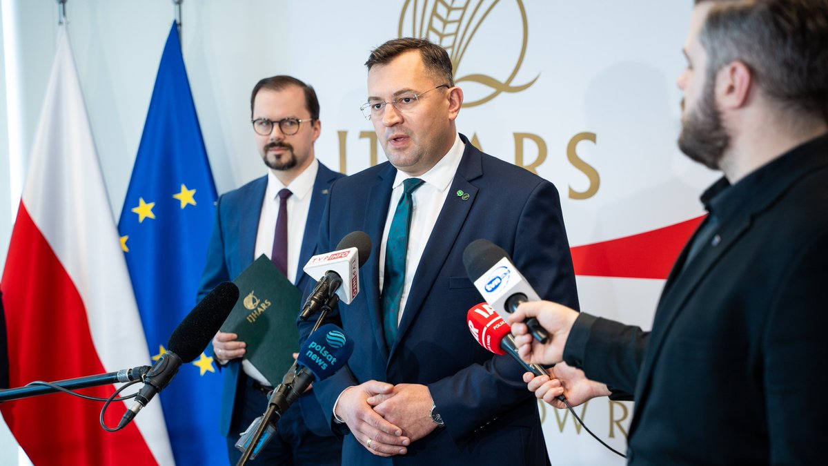 Wiceminister @StefanKrajewski podczas briefingu: Wprowadzone działania mają na celu zapobieganie próbom fałszowania i nieprawidłowościom. Warto podkreślić, że nakładane kary, w tym najwyższa w historii - ponad 1,5 mln zł, mają charakter prewencyjny. Nie ma i nie będzie zgody na