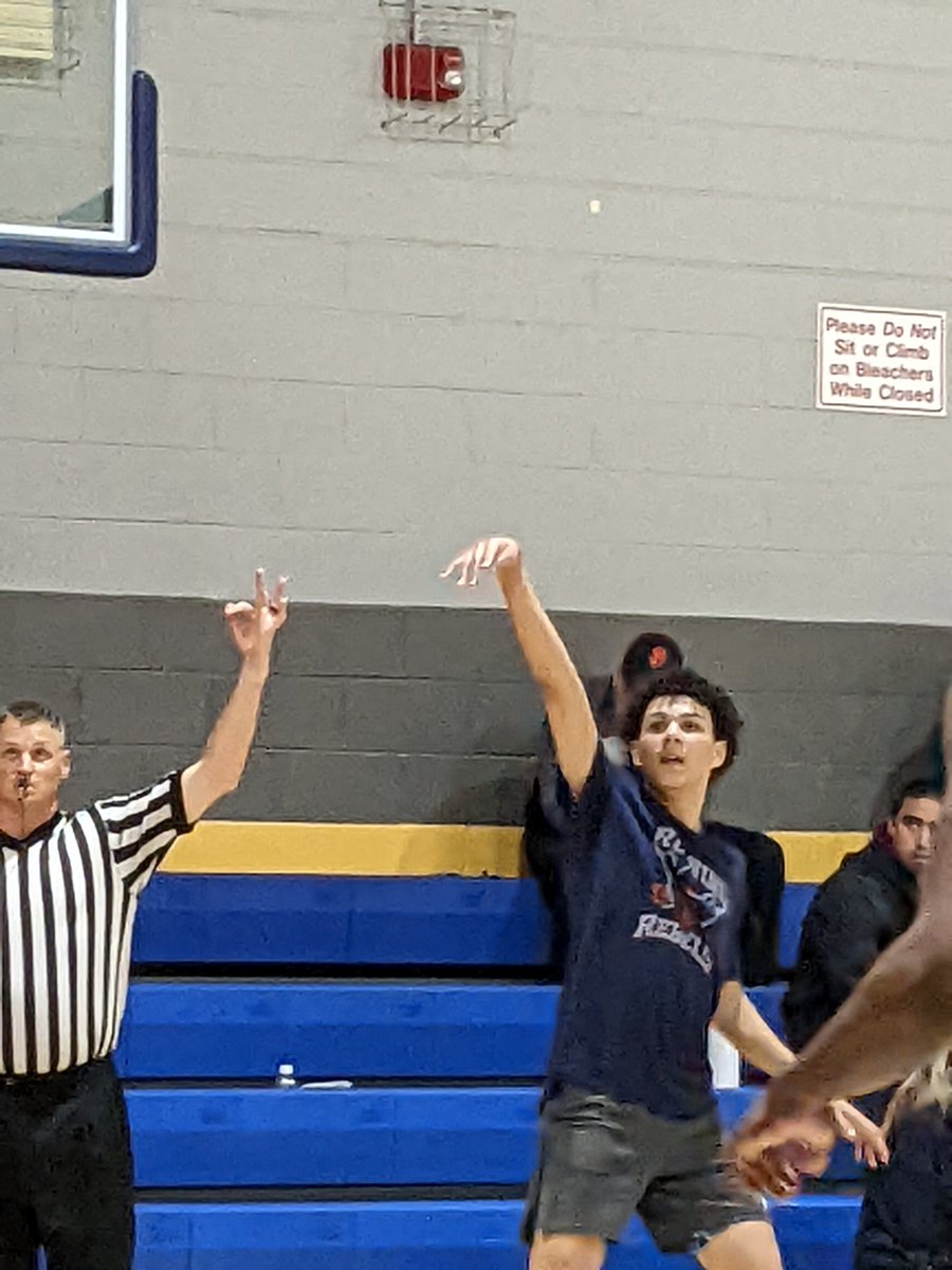 chickg3's tweet photo. For L&amp;L Running Rebels '24 Jayden Thomas (P-L) Parkland HS had 14pts 7reb 3stls and '24 Zaire Smaltz (P-R with ball) Parkland HS added 10pts 7reb 3stls in their Donofrio Classic setback last night. https://t.co/S0C2fki9SN