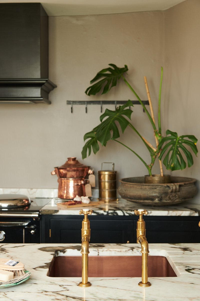 #KitchenTour: A little bit exotic and a little bit glam, our Shaker Kitchen here at The Mill is quite a beautiful surprise. devol.ltd/TheMillhouseKi… #BlackKitchen
