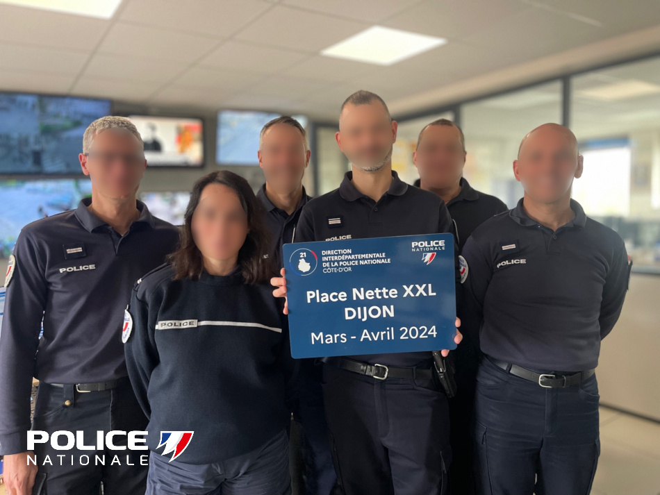 [#OpérationPlaceNetteXXL] : merci aux policiers du centre d'information et de commandement de #Dijon pour leur engagement, la coordination de l'ensemble des unités engagées sur le terrain dans le cadre de ces opérations et le traitement des appels #17PoliceSecours.