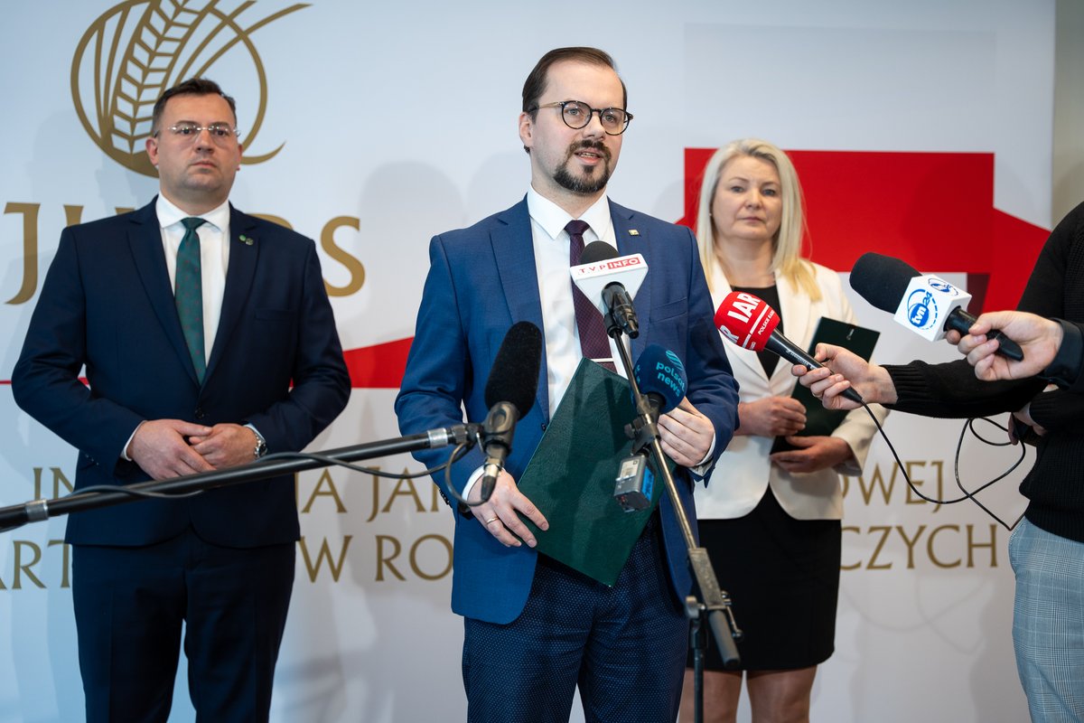 📢Główny Inspektor #IJHARS @PRzodkiewicz podczas konferencji prasowej: 💬Inspekcja stale monitoruje jakość artykułów spożywczych, zarówno na granicy, jak i w kraju. W ubiegłym roku przeprowadzono 82 000 kontroli. Modyfikujemy nasze procedury i aktualnie wdrażamy system